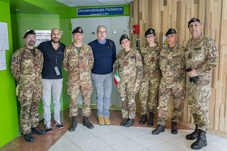 Esercito, i militari con i bimbi dell'associazione oncologica 'Ibiscus'