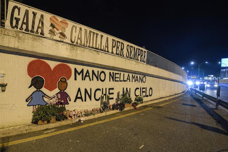 Il murales in memoria delle due sedicenni investite e uccise a Corso Francia - Fotogramma